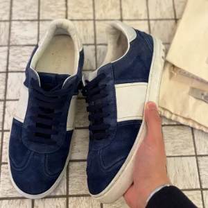 Valentino Flycrew  - Valentino Flycrew | skick 7/10, någon sömm som lossnat samt saknar 3 nitar men skickar med 3 extra | 2 dustabags | nypris 8000kr, mitt pris 4699 | storlek 42/5 | extremt sällsynta |