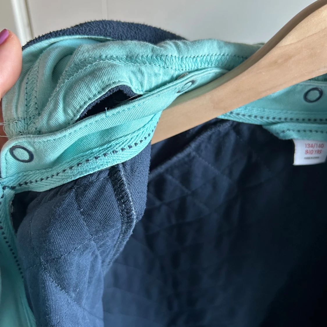 Mörkblå quiltad hoodie med turkosa detaljer - 3