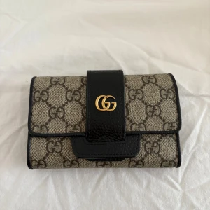 Fin plånbok  - Fin fejk plånbok i bra kvalité. Aldrig använd 