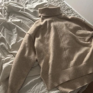 Beige stickad - Så fin och mysig beige stickad polo från h&m 🤍