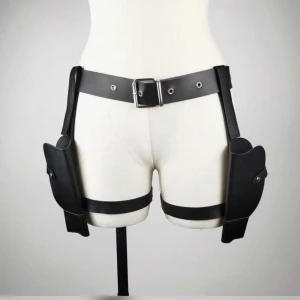 Lara croft outfit - Lara croft outfit perfekt inför halloween, använd 1 gång. Går att köpa allt men även enskilt om man skulle vilja. 