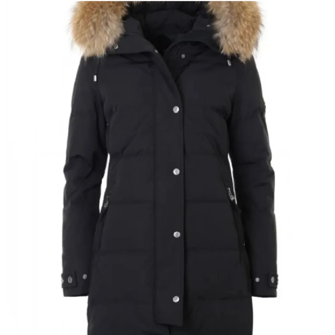 Svart lång dunjacka med pälskrage