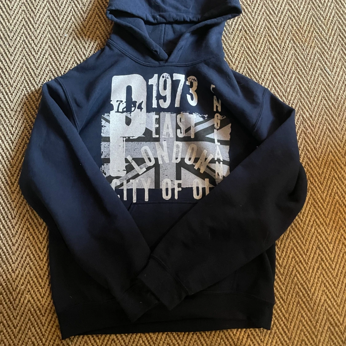 Mörkblå hoodie med tryck London