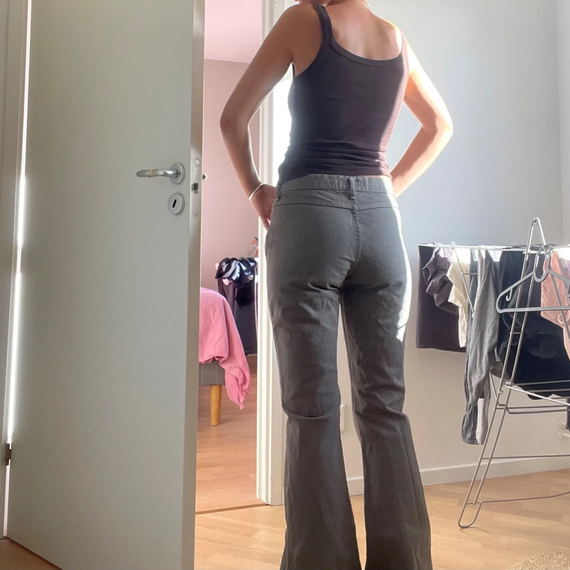 Grå bootcut jeans  - 1
