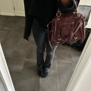 Low waist bootcut jeans  - Säljer ett par snygga svarta Zara jeans i fint skick.🥰