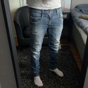 Replay anbass - Schyssta anbass jeans i storlek 31. Bra skick och stilrena 
