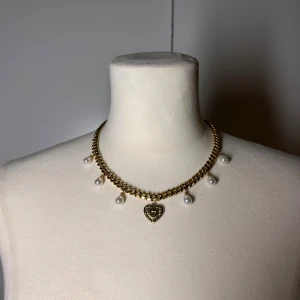 Halsband med pärlor och hjärta - Handgjort kedjehalsband med pärlor. Kedjan är 7mm bred och 45cm lång. Allt i rostfritt stål förutom pärlorna. Fast pris satt efter materialkostnader och tillverkning. Köp gärna via köp nu, snabb leverans.