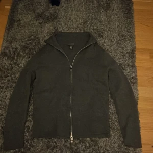 Stickad fullzip - Skriv vid frågor!