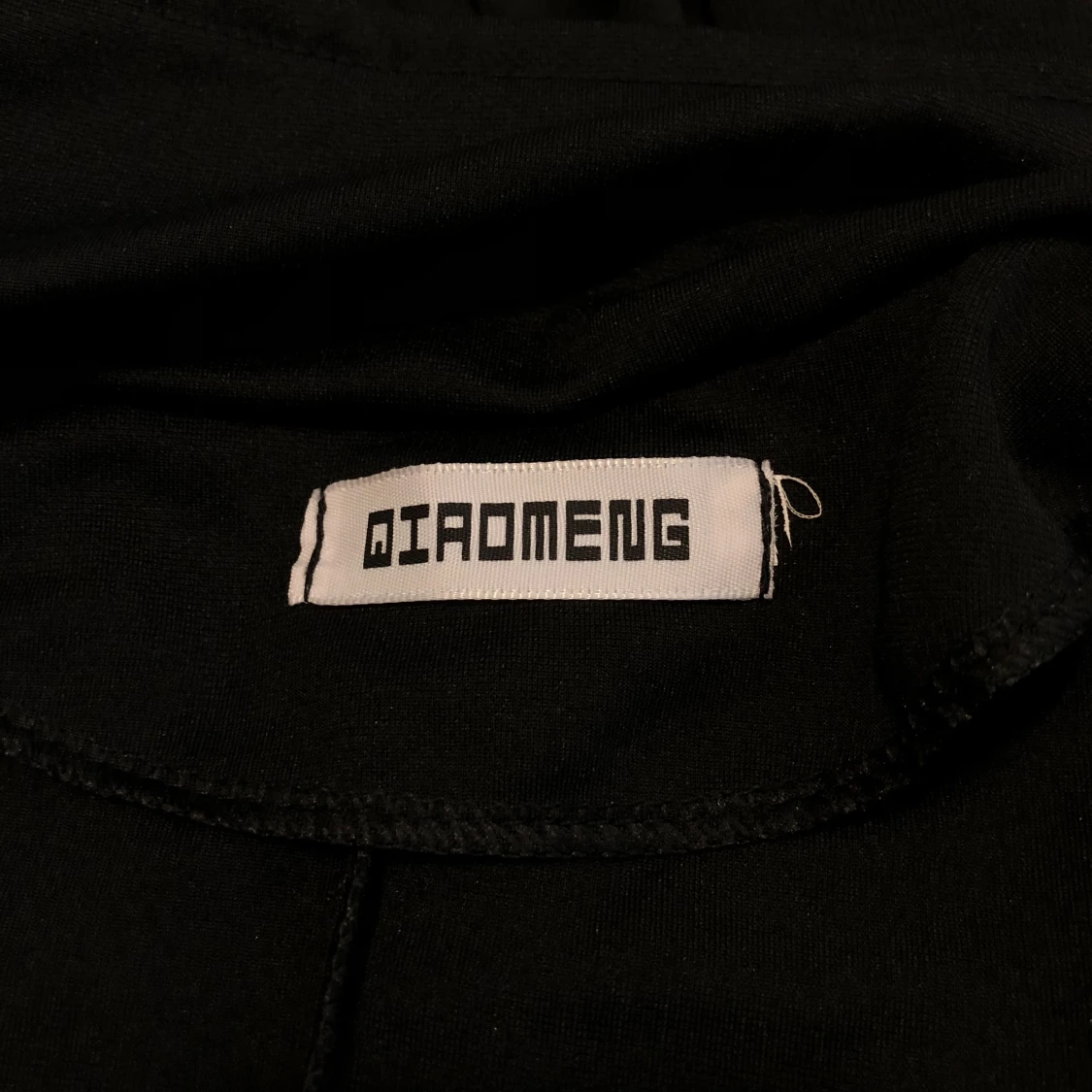 Svart rock med guldknappar från Qiaomeng - 3