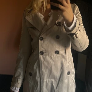 Beige kappa  - Bältet i midjan saknas🤎