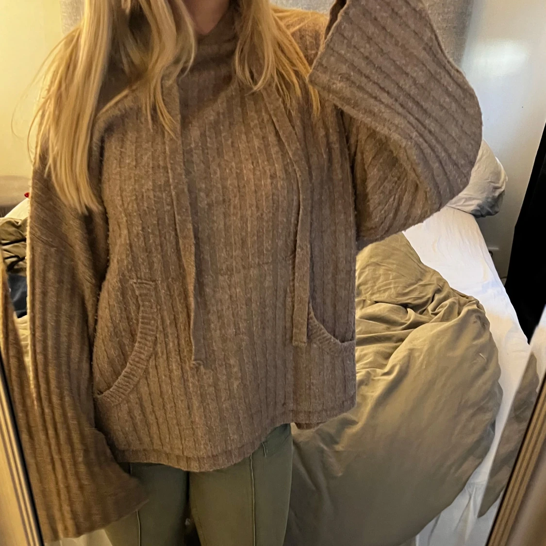 Beige ribbad stickad hoodie - 3