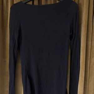 Mörkblå långärmad tröja från Intimissimi - Säljer en mörkblå långärmad tröja från Intimissimi i ultralätt kashmirblandning. Toppen har tecken på användning men är så så fin och kan absolut användas ett bra tag till. Tröjan har en tråd på armen 💕därav priset 
