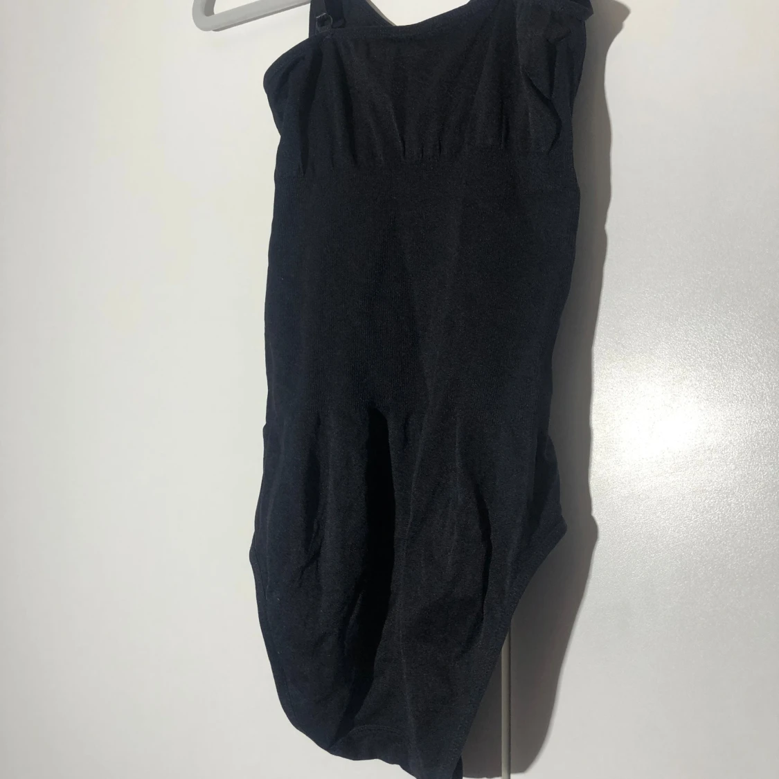 Svart ribbad bodysuit med smala axelband - 3