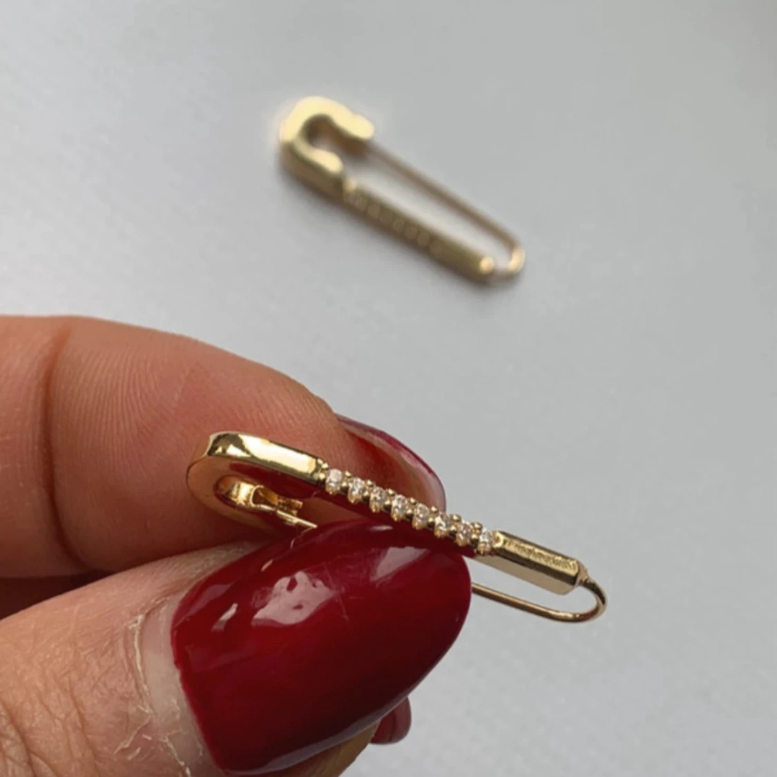 Guldiga örhängen med strass i säkerhetsnålform - 2