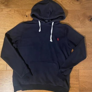 Ralph Lauren hoodie - Mycket fint skick utan defekter. Storlek M, sann storlek, sitter perfekt på mig som är 182 cm.  Kom gärna med frågor eller prisförslag!