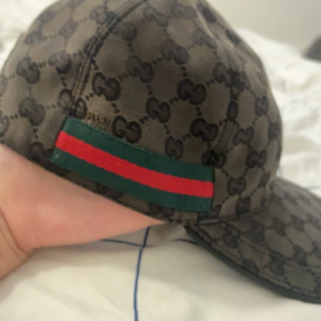 Gucci keps med GG-mönster och röd/grön detalj