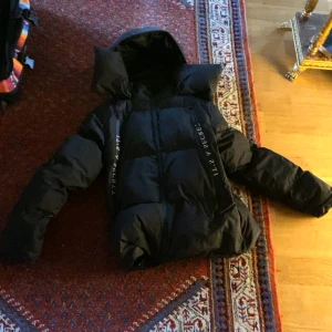 Trapstar vinterjacka - Säljer min feta trapstar jacka perfekt nu inför vintern som kommer 