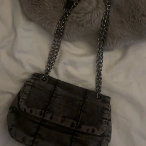Grå jeans väska - säljer en grå demin/jeans väska. Typ använd en gång och inga defekter eller täcken på användningar. Säljer då den inte kommer till användning.💓