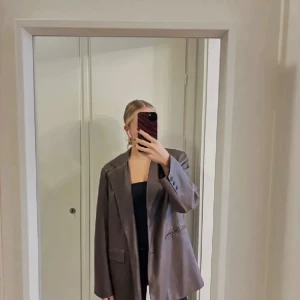 Brun skinnkavaj från NAKD  - Säljer min bruna skin kavaj då den aldrig kommer till användning. Den är strl 36 och är oversize 