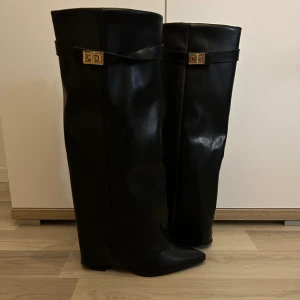 Svarta stövlar  - Svarta stövlar med snygga gulddetaljer. Endast provade och kommer tyvärr inte till användning få jag har ett annat par sen tidigare. Storlek 37