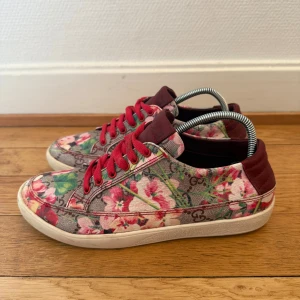 Gucci Bloom sneakers  - Säljer nu dessa fina Gucci skor | Det är en limited edition utgåva som kallas Bloom så den är svår att få tag på då den inte säljs längre | Storlek 39 | 