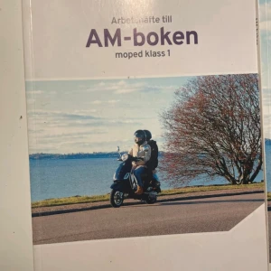 Arbetshäfte till AM-boken moped klass 1 - Perfekt för dig som vill ta AM-körkort! Arbetshäftet innehåller kontrollfrågor, övningsblad och repetition för moped klass 1. Ett komplett stöd för utbildningen, med teori och praktiska övningar. Passar unga som vill köra moped och klara provet.