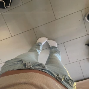 Bootcut jeans ljusblå - Supersnygga bootcut jeans från Gina, köpta för 500+. De har ett litet hål på ena knät, som man kan sprätta upp och göra riktiga hålbyxor på. Man kan också bara lämna det, då det inte syns tydligt.