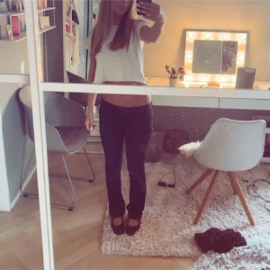 Mörkblå bootcut jeans - Jättefina ltb jeans i modellen variel och färgen Nattblå som är mörkblå och passar till mycket och storlek 24/32🩷 skriv om ni vill ha flera bilder