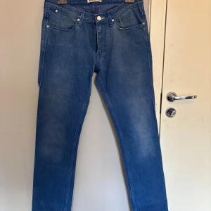 Blå straight jeans från Acne - Säljer dessa unika Acne byxor, sjukt fina efterfrågade byxor. Fint slitage på byxorna. En rak passform. Fina byxor till ett bra pris, hör av dig vid ev frågor!🙃
