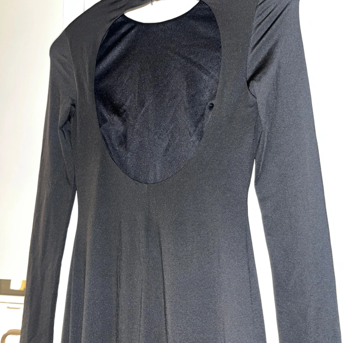 Svart långklänning med öppen rygg - 2