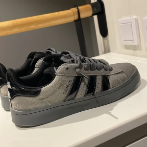 Adidas Campus grå/svarta sneakers - Adidas Campus för både tjej och killar, värd 1200 men ligger på 389  sek vill helst bli av med dem. Pris kan diskuteras 👌