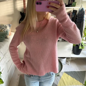 Stickad tröja - En rosa superfin mohair/stickad tröja från second Female! Storlek L egentligen men har krympt i tvätten så den motsvarar S ungefär!