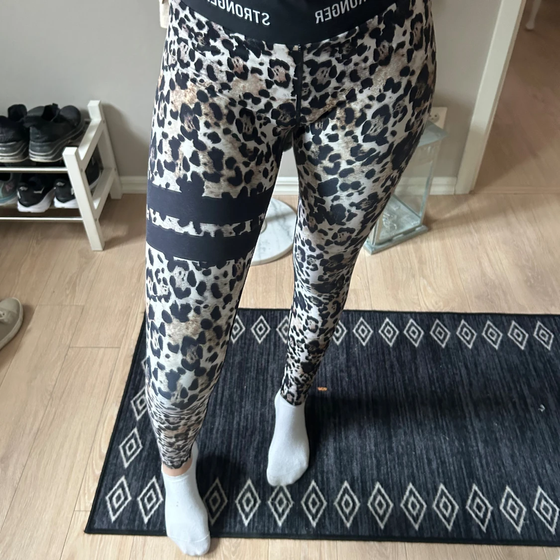 leopard träningsbyxor stronger