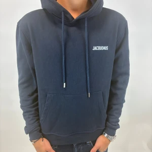 Jacquemus Hoodie - Säljer en snygg jaquemus hoodie som är använd 1 gång! Den är sjukt bra kvalité! Nypris några tusenlappar, mitt pris vilket är 999 kronor, vilket är väldigt bra! 