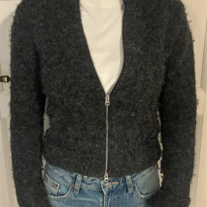 Mörkgrå fluffig kofta med dragkedja - Snygg grå kofta från weekday i storlek XS! 