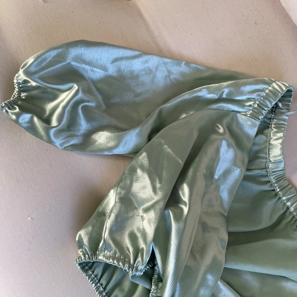 Ljusgrön sattin blus  från Bik Bok - 2