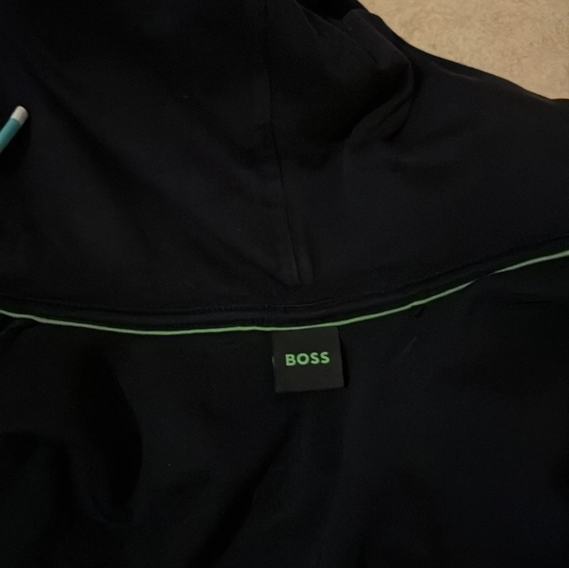 Svart hoodie med dragkedja från BOSS - 3
