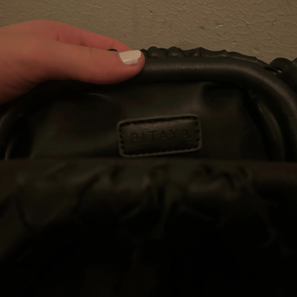 Svart axelväska från Pitaya i skinn - 2