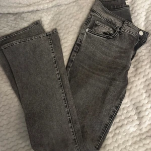 Grå jeans från Perfect Jeans, utsvängda  - Snygga grå jeans från Perfect Jeans i utsvängd modell. Jeansen har klassisk femficksdesign, bälteshällor och dragkedja med knapp. Materialet är mjukt denim i en tvättad grå nyans som passar till allt. Perfekta för dig som gillar en enkel och stilren look.