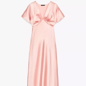 Ljusrosa långklänning i satin - Superfin ljusrosa långklänning i glansigt satinmaterial med v-ringning och korta, vida ärmar. Klänningen är från Zara och är köpt i juni detta år. Endast använd vid 1 tillfälle💕💕