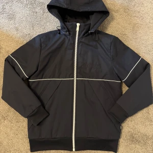 BOSS jacka - En sjukt snygg boss jacka med vita detaljer HELT OANVÄND prislapp är till och med kvar, jackan är i storlek S