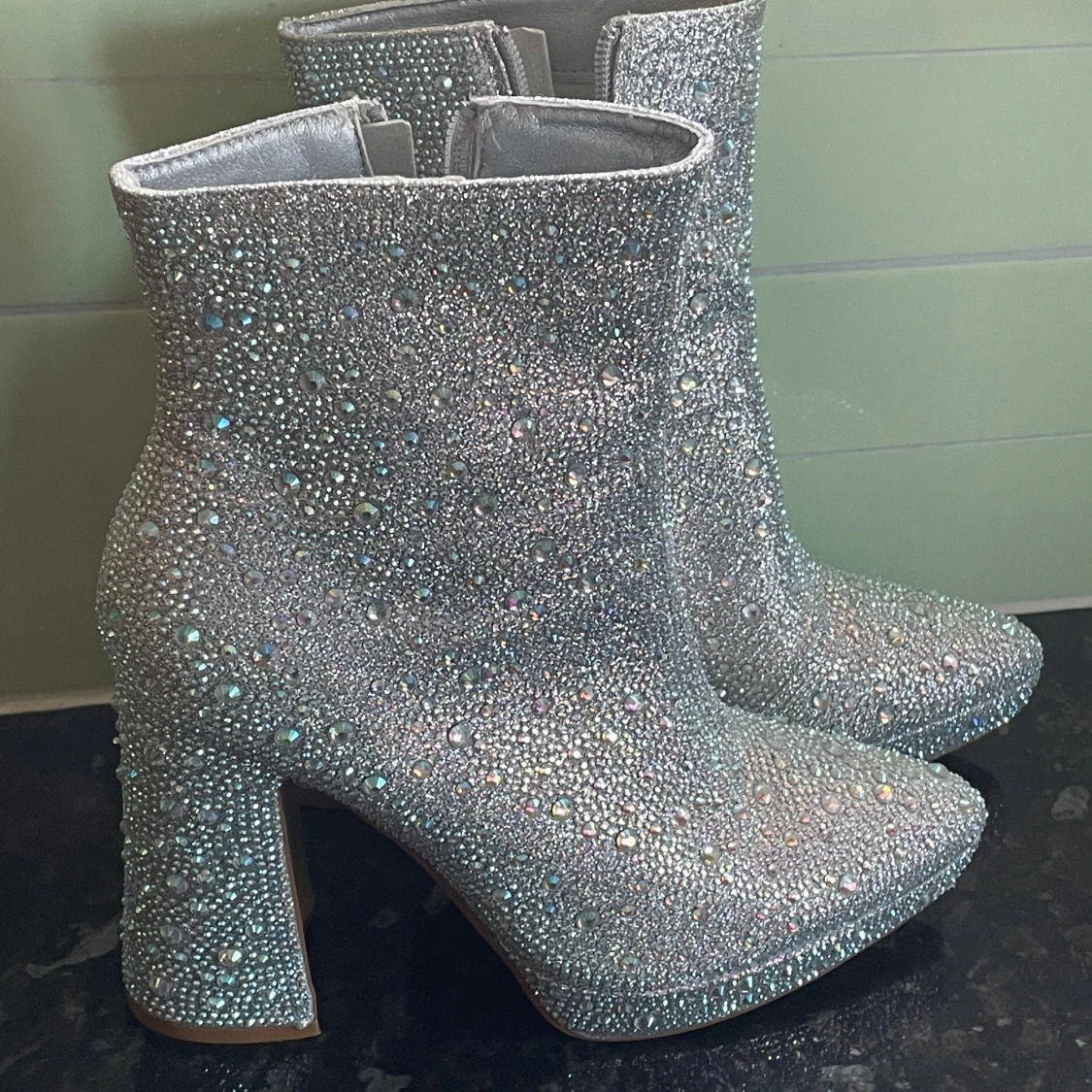 Glittriga silver boots med klack