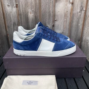 Valentino flycrew  - ~Valentino flycrew~populäraste och snyggaste modellen (Royal Blue)~7/10 skick~ser nästan nya ut, fräsch mocka och kritvita sulor~Ända negativa, två nitar samt några plattor under båda skorna har lossnat (dock inget som varken syns eller märks) går också att fixa billigt~men ändå därav det billigare priset~storlek 42 (passar 43 också )~varken säljs eller tillverkas längre nya~nypris 12 000:-~går för 5000 begagnade:-~mitt pris 3499:-🌟🙌~medföljer två st dustbags vid köp~öppen för frågor, hör av er!