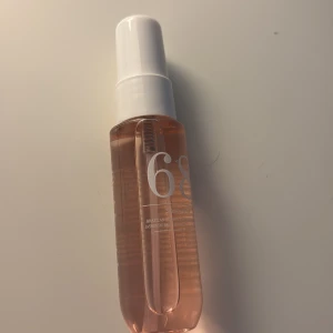  68 Spray Mist - Fräsch face mist från Sol de Janeiro med doft av brasiliansk jasmin och pink dragonfruit. Kommer i en genomskinlig rosa plastflaska med vit spraykork. Perfekt att ha i väskan för en snabb uppfräschning under dagen.