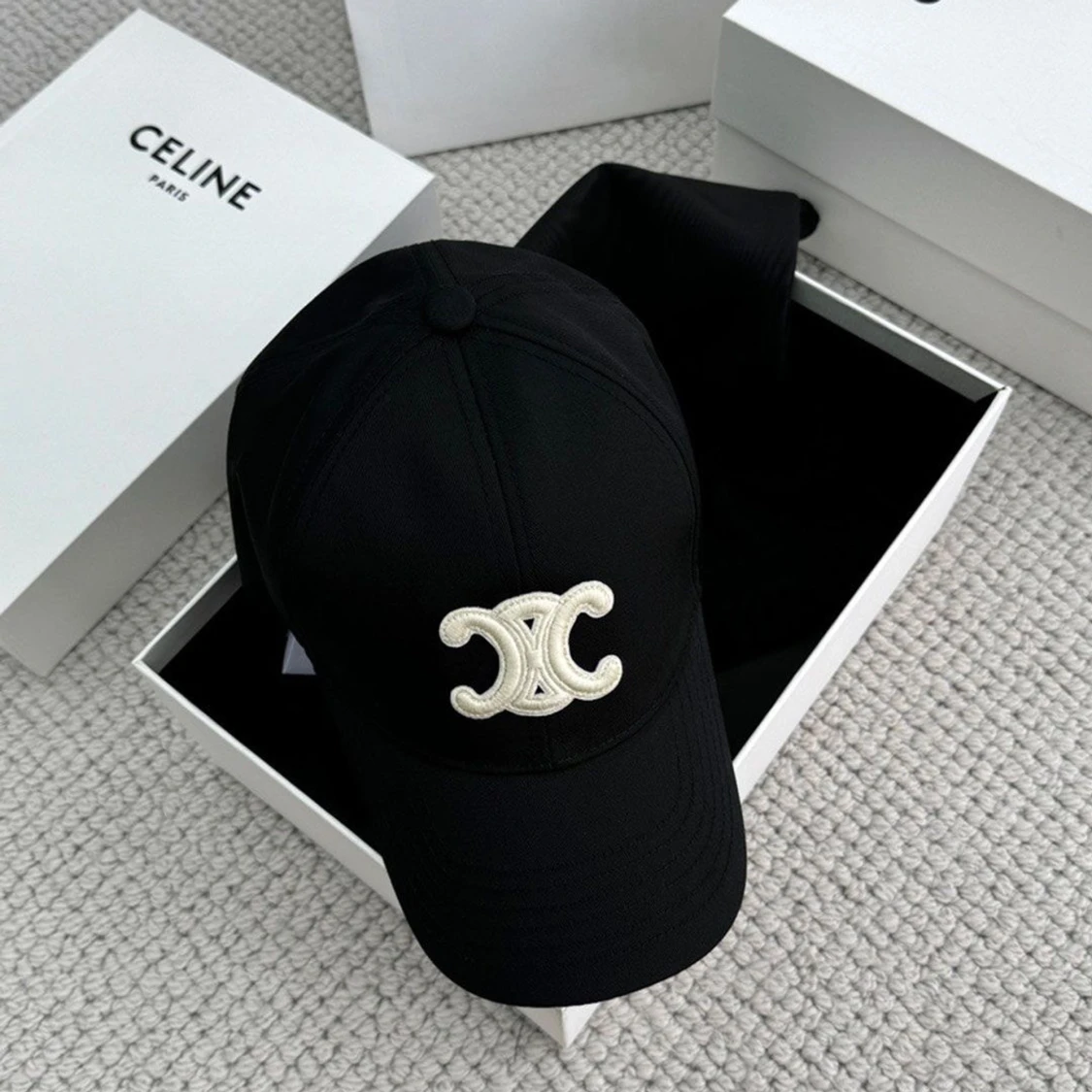 Svart Celine keps med broderad logga - 1
