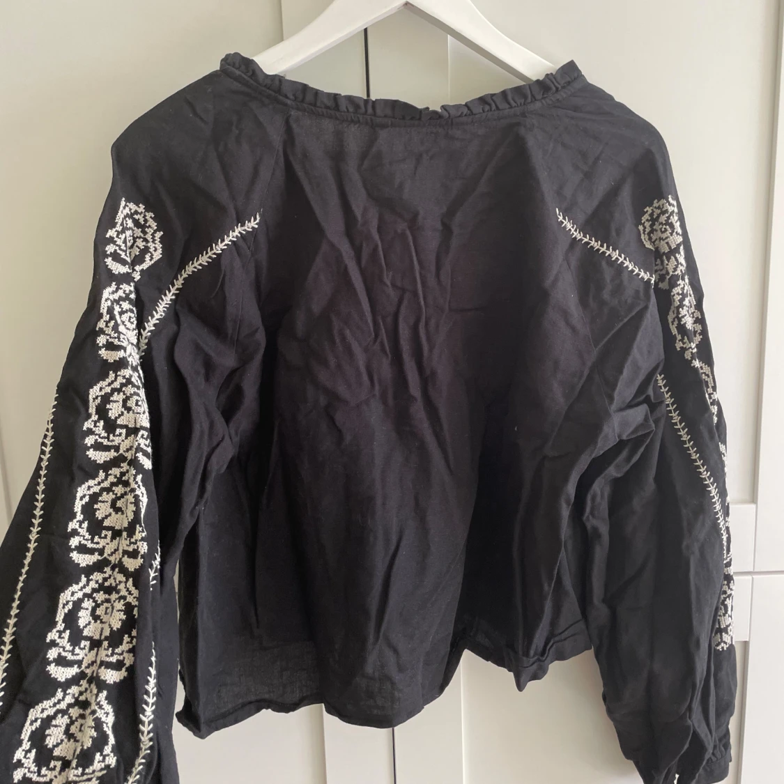 Svart broderad blus från Zara - 2