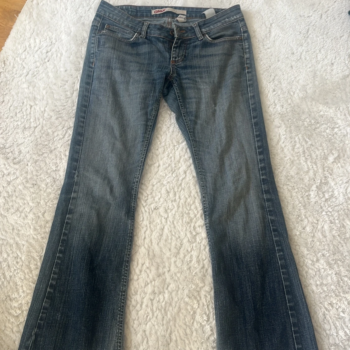 Blå bootcut jeans från ONLY, stl 38/32