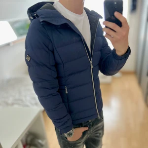 J.lindeberg jacka  -  Bra skick!Storlek M passar dig som är mellan 175-185cm. 