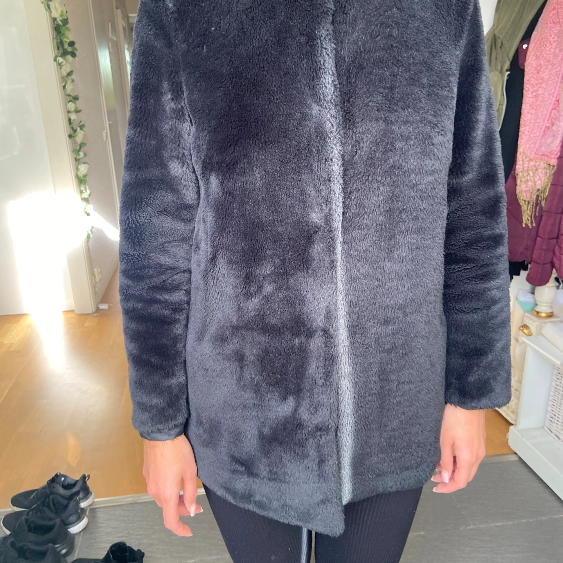 Svart pälsjacka i fuskpäls st.S - 1