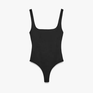 zara body - säljer den här jätte snygga zara bodyn som är helt oanvänd😊